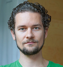 Uomo con capelli biondi e baffi